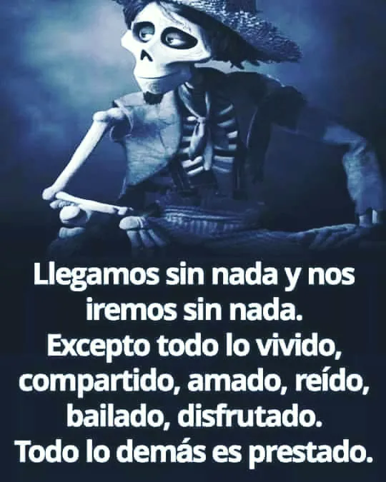 Un esqueleto de la película Coco, con un sombrero y ropa de mariachi, sobre un fondo azul oscuro.